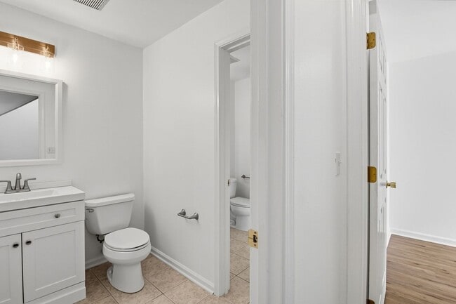 Building Photo - NEW PRICE and Half Off First Month's Rent! Nicely Updated Condo in Old South!