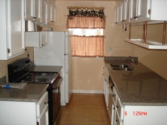 Building Photo - 626 Kinglet St