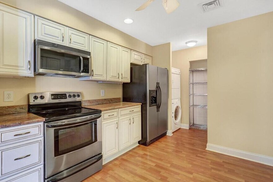 Building Photo - 232 Huntington Dr