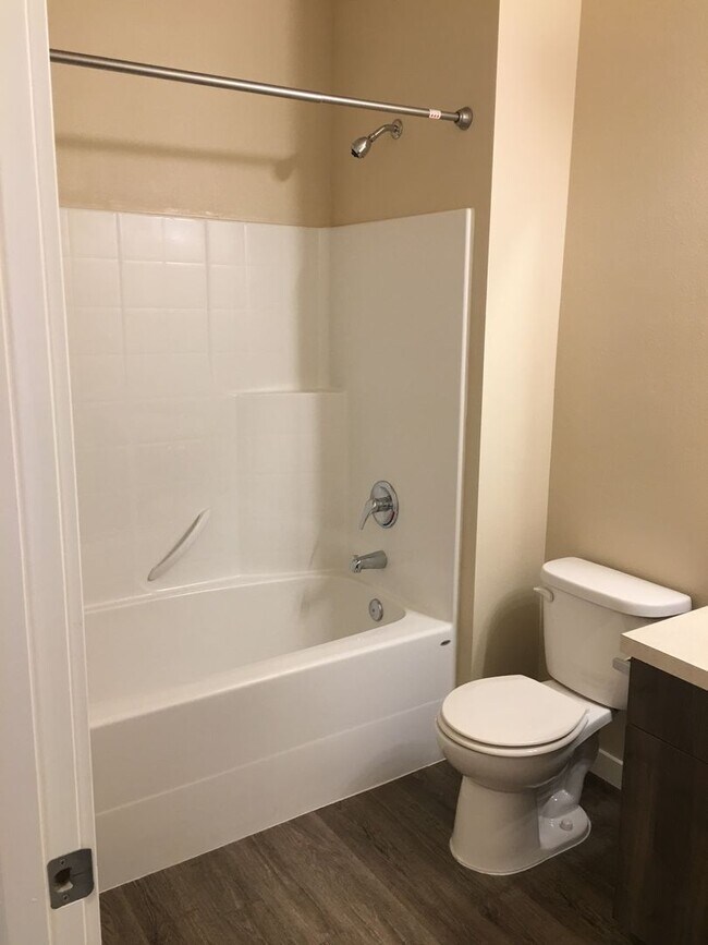 Building Photo - Beautiful 2 bedroom, super cute floorplan,...