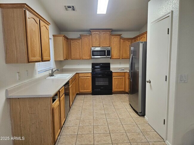 Building Photo - 825 E Lamonte St