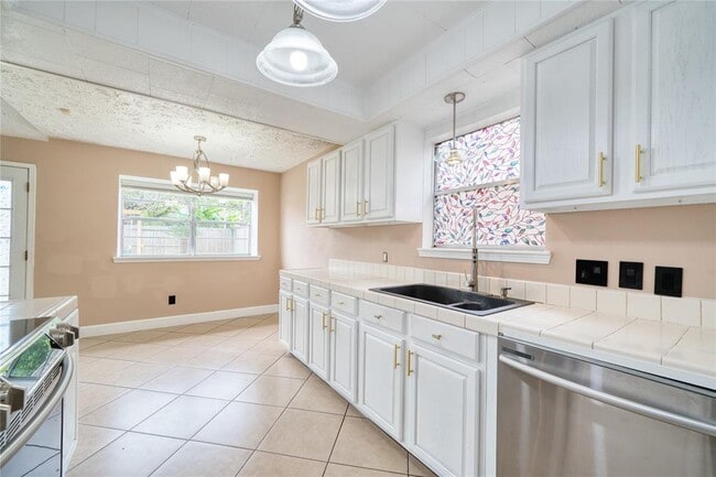 Building Photo - 1323 Oakengates Dr