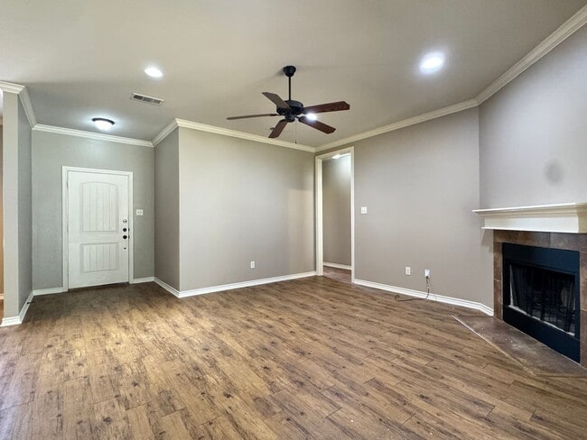 Building Photo - 939 Redbud Ln