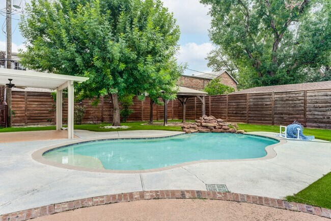 Building Photo - 7906 Del Monte Dr