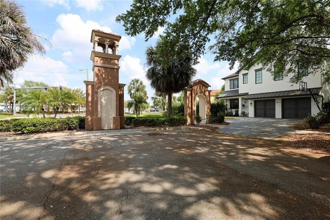 Building Photo - 2402 W Parkland Blvd