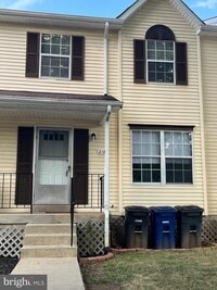 Building Photo - 218 Meadows Ln NE