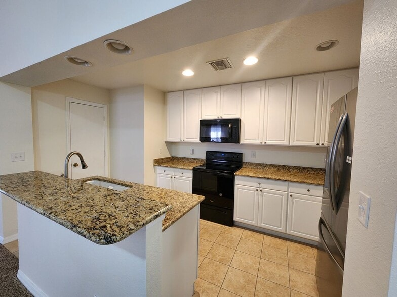 Building Photo - 2/2 Lehigh in Vistana Villas $500.00 Off First Month