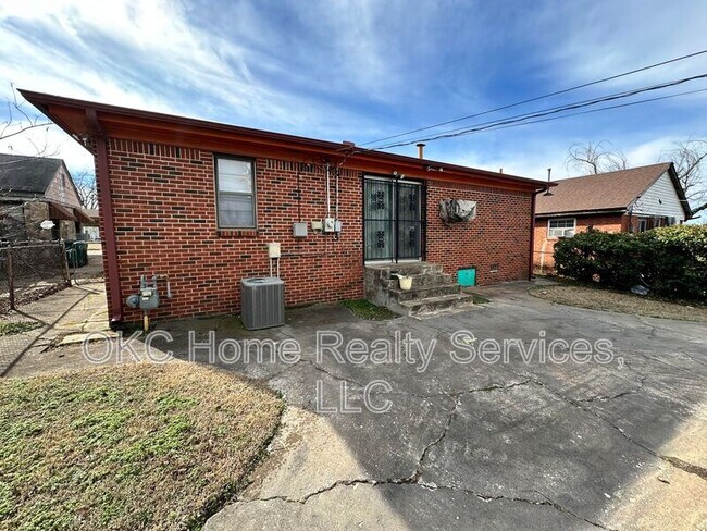 Building Photo - 2213 E Madison St