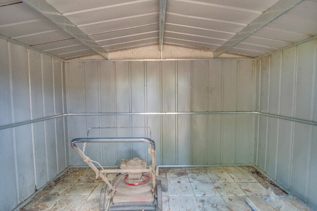 Building Photo - Fully Renovated 3/2 Just Minutes from the ...