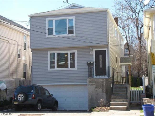Building Photo - 12 Maple Ave