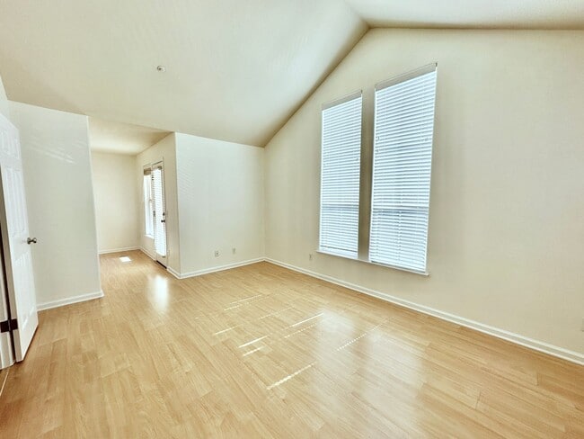 Building Photo - Hamilton 3+bd/2.5bth Townhome w/Den