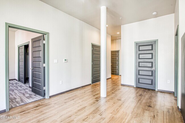 Building Photo - 312 E Overland Ave