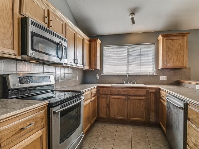 Building Photo - 8000 Woodhue Dr