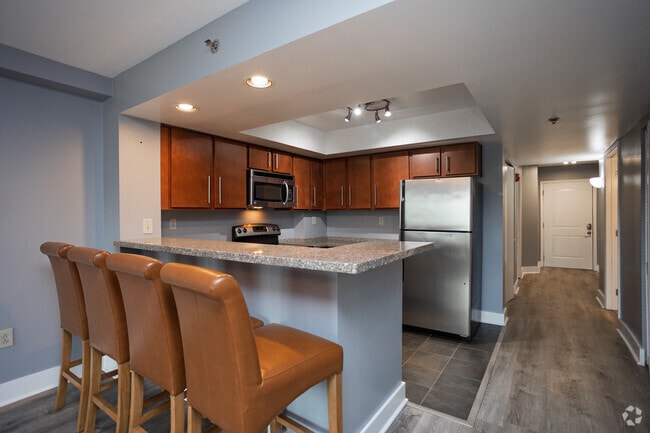 3BR, 2BA - 1,050SF - Kitchen - Lake Plaza