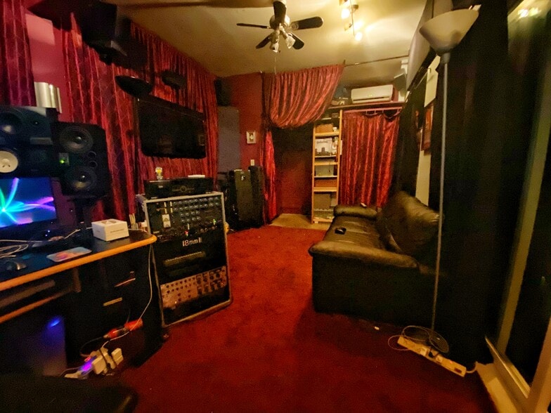 Studio (gear not included) - 3165 Weldon Ave