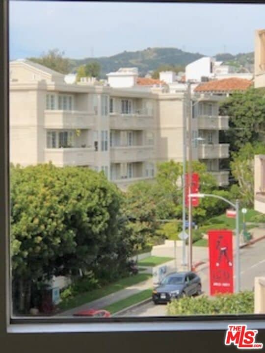 Building Photo - 622 S Barrington Ave