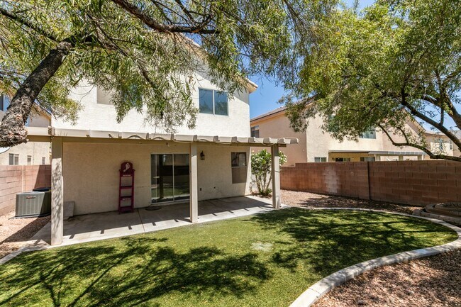 Building Photo - Spacious 4 Bedroom 2.5 Bathroom Home with Covered Patio & Large Backyard
