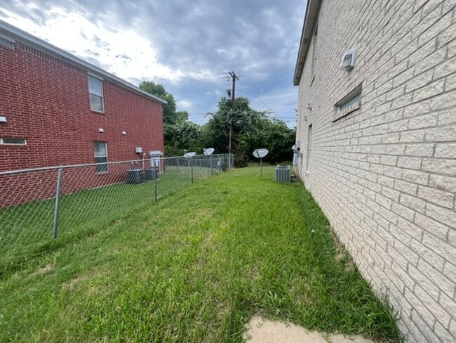 Building Photo - 3001 Cantabrian Dr