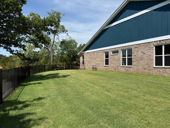 Building Photo - Flexible terms and easy move in!! 3 bed, 2 bath, 2 car garage in the gated Bungalow Heights commu...