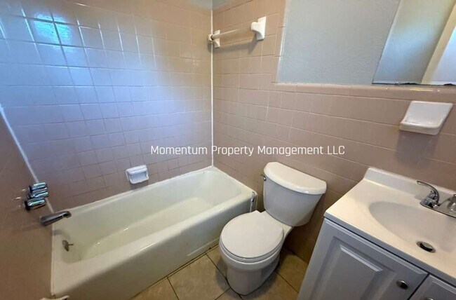 Building Photo - REMODELED 1/1 IN TAMPA! AVAILABLE FOR IMMEDIATE MOVE IN!!