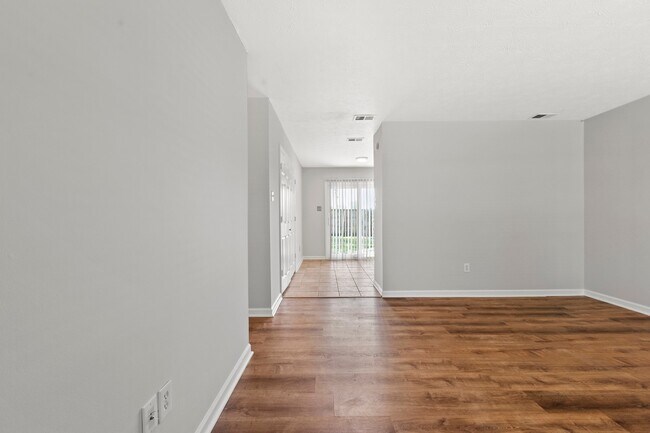 Building Photo - 1576 Springfield Dr
