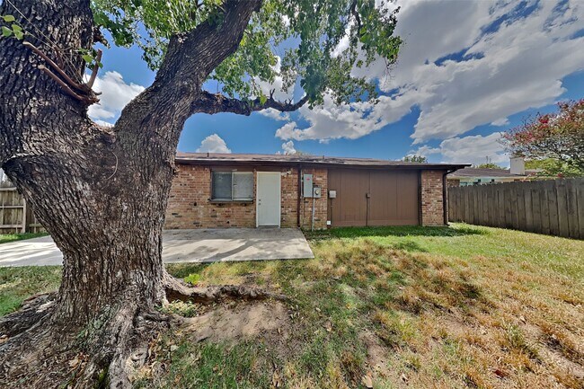 Building Photo - 22702 Market Square Ln