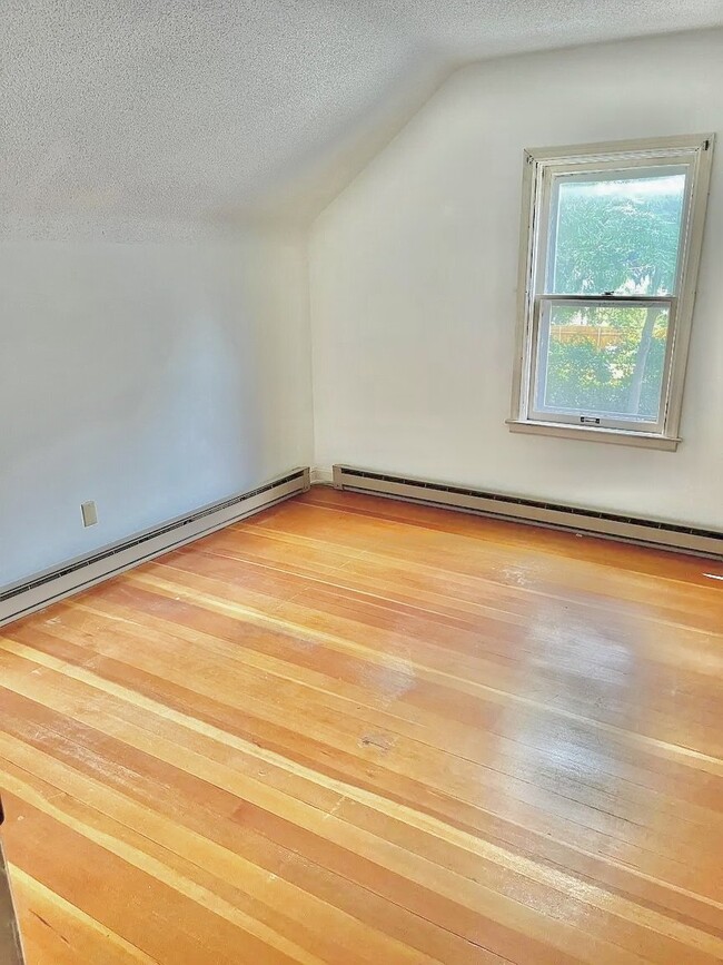 Building Photo - Adorable 4 Bed | 2 Bath in Longfellow