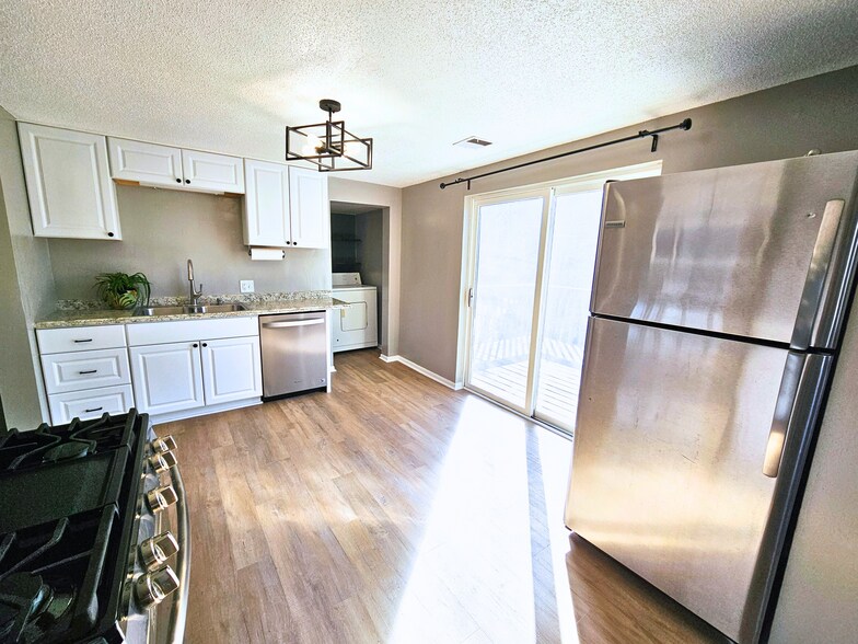Kitchen - 358 Baker St W