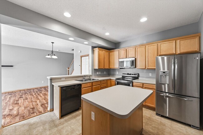 Building Photo - The Lakes Townhome