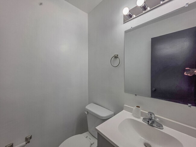 Building Photo - Charming 3-Bed, 2.5-Bath Home in Bethany w...