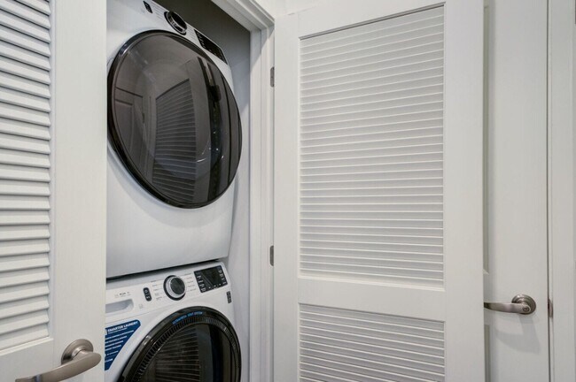 Building Photo - 1070 Miramonte Dr