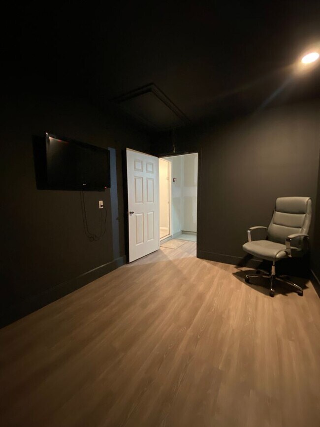 Building Photo - Move in Ready 3 bd/2 ba with bonus rooms!