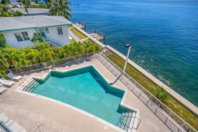 Building Photo - 2000 Bay Dr