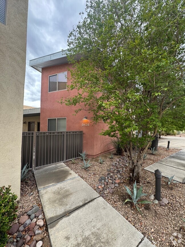 Building Photo - 2435 N Silver Mosaic Dr