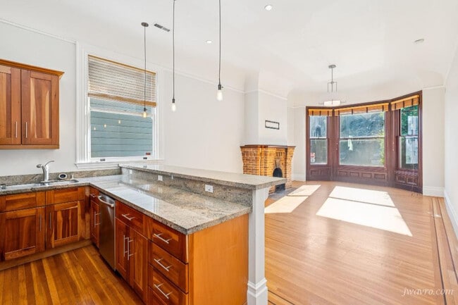 Building Photo - 860 Waller St