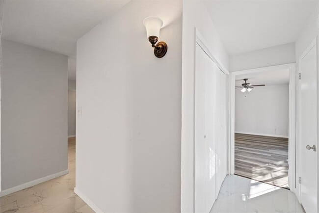 Building Photo - 2215 Overbrook Dr