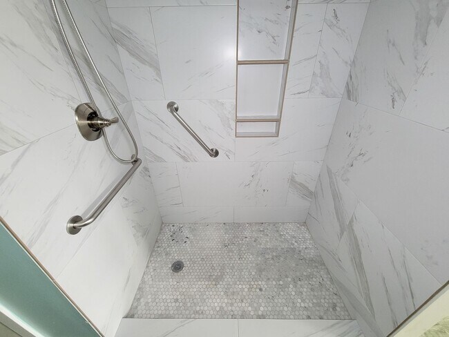 Building Photo - Welcome to this beautifully maintained home offering flexible living with 4/5 spacious bedrooms a...