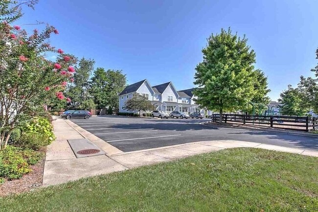 Building Photo - 348 Marquette Ct