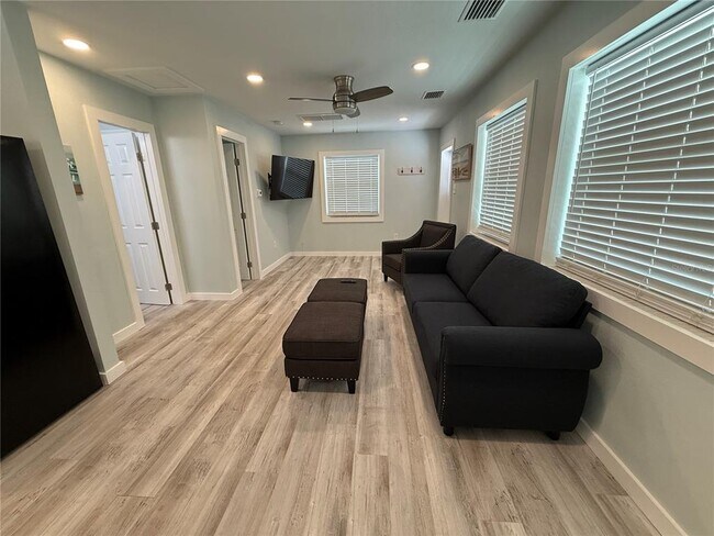 Building Photo - 8050 Bayshore Dr