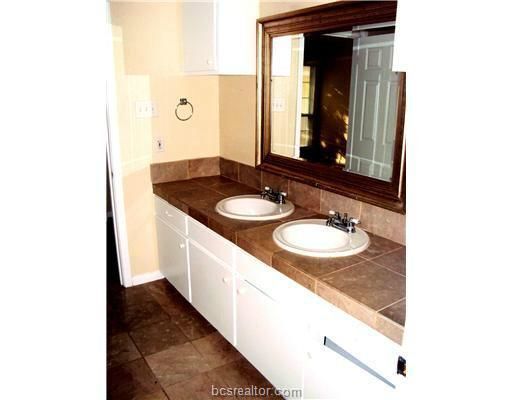 Building Photo - 500 Nagle St