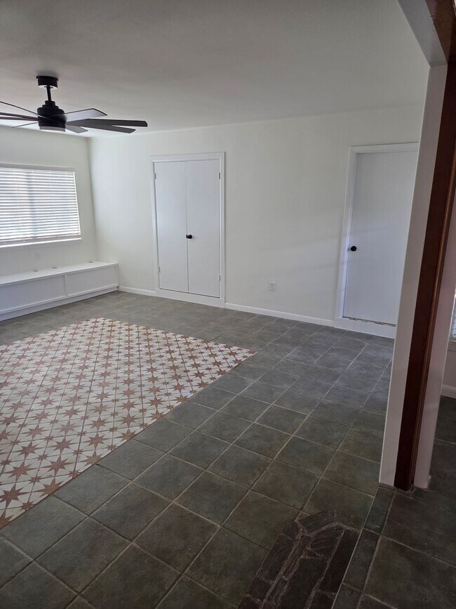 Building Photo - Travis Heights