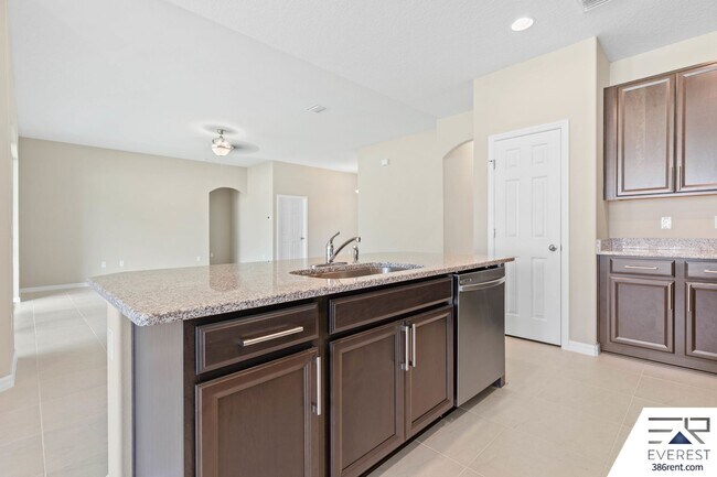 Building Photo - FULLY FENCED, LIKE NEW 3/2/2 IN DESIRABLE PINE GROVE