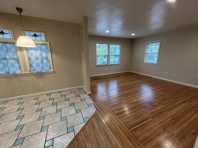 Building Photo - Cute 2 bedroom 1 bath in Tahoe Park Sacram...