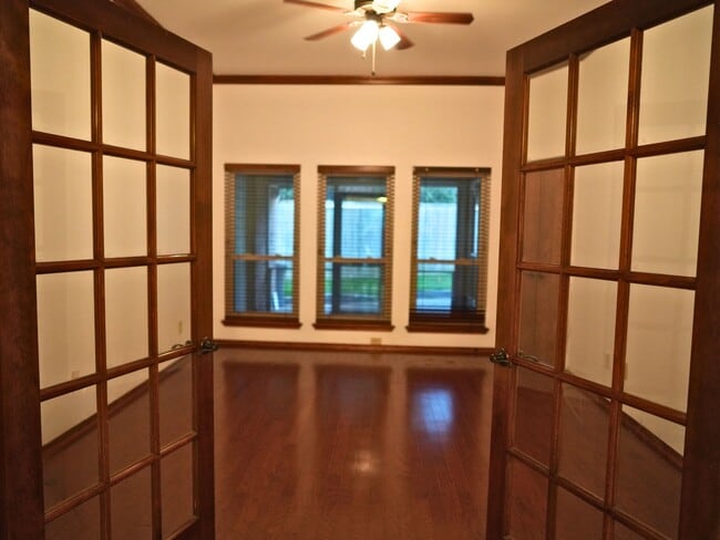 Building Photo - 3505 Crescent Ct