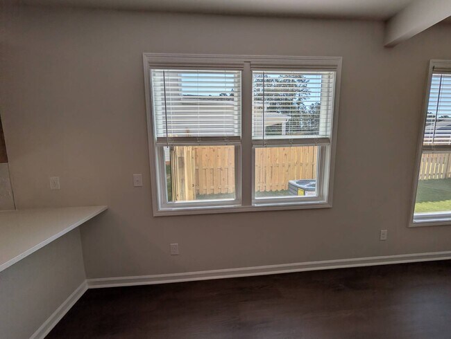 Building Photo - 985 Tess St