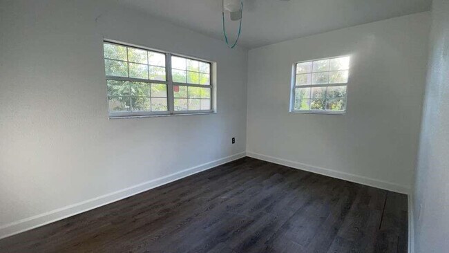 Building Photo - 216 Maria St