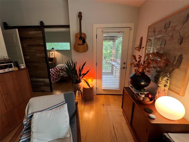 Building Photo - 2206 E 9th St