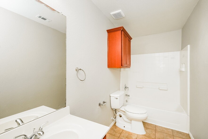 Building Photo - 5828 Ridge Lake Dr