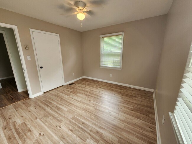 Building Photo - Remodeled home just two minutes from Spring Hill's Main Street!
