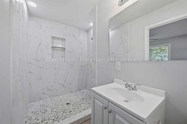 Building Photo - 718 W Belden St
